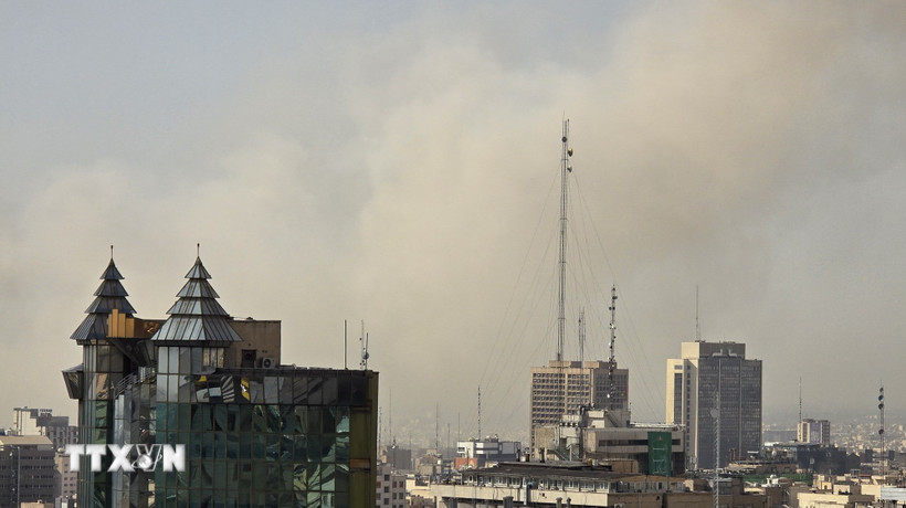 Khói bốc lên từ khu dân cư sau một tiếng nổ lớn ở thủ đô Tehran, Iran ngày 28/2/2026. (Ảnh: Anadolu Agency/TTXVN)