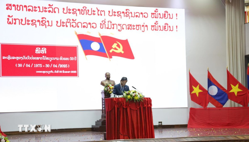 Đại sứ Việt Nam tại Lào Nguyễn Minh Tâm nói chuyện tại Bộ Quốc phòng Lào nhân dịp Kỷ niệm 50 năm Giải phóng miền Nam, thống nhất đất nước. (Ảnh: Xuân Tú/TTXVN)