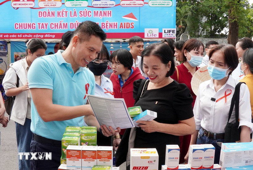 Bộ Y tế tổ chức míttinh cấp quốc gia hưởng ứng 35 năm ứng phó với HIV/AIDS và Ngày Thế giới phòng chống AIDS (1/12) năm 2025. (Ảnh: Trung Tuyên/TTXVN)