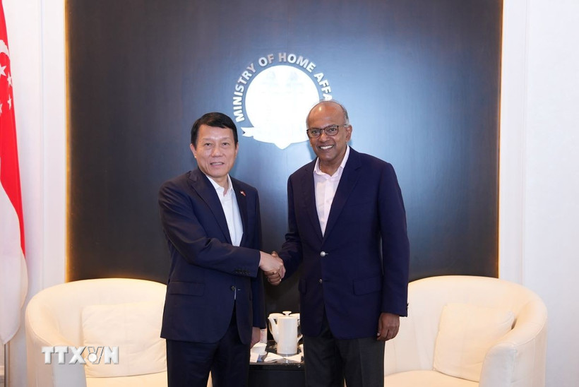 Bộ trưởng Công an Lương Tam Quang và Bộ trưởng Nội vụ Singapore K. Shanmugam. (Ảnh: Tất Đạt/TTXVN)