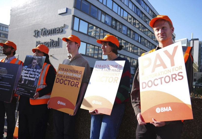 Cuộc đình công kéo dài 5 ngày để yêu cầu tăng lương. (Ảnh: AP)