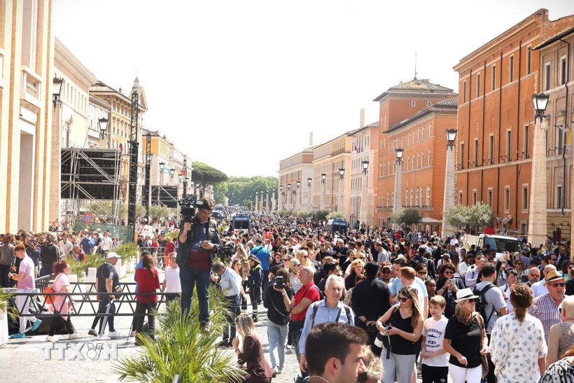 Người dân tập trung trong lễ tang Giáo hoàng Francis. (Ảnh: Trường Dụy/TTXVN)