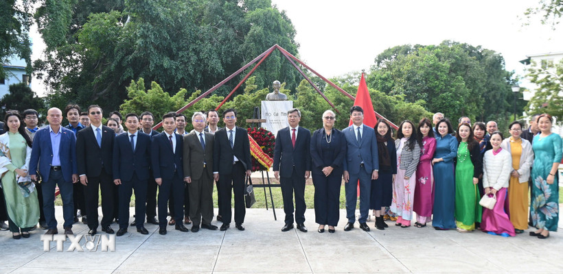 Cộng đồng người Việt tại Cuba dâng hoa tại tượng đài Chủ tịch Hồ Chí Minh ở thủ đô La Habana. (Ảnh: Việt Hùng/TTXVN)