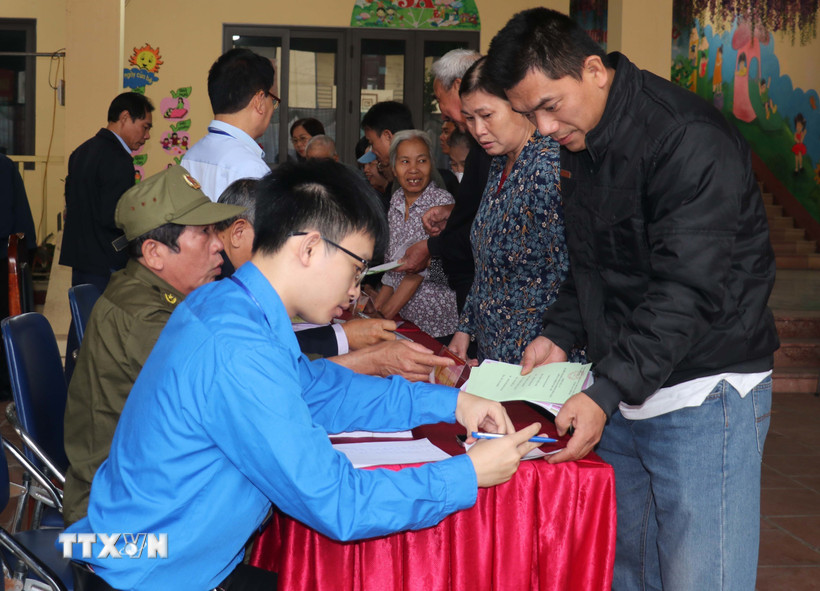 Hướng dẫn cử tri bầu cử tại khu vực bầu cử 2, phường Hồng Châu (tỉnh Hưng Yên). (Ảnh: Nguyễn Công Hải/\TTXVN)