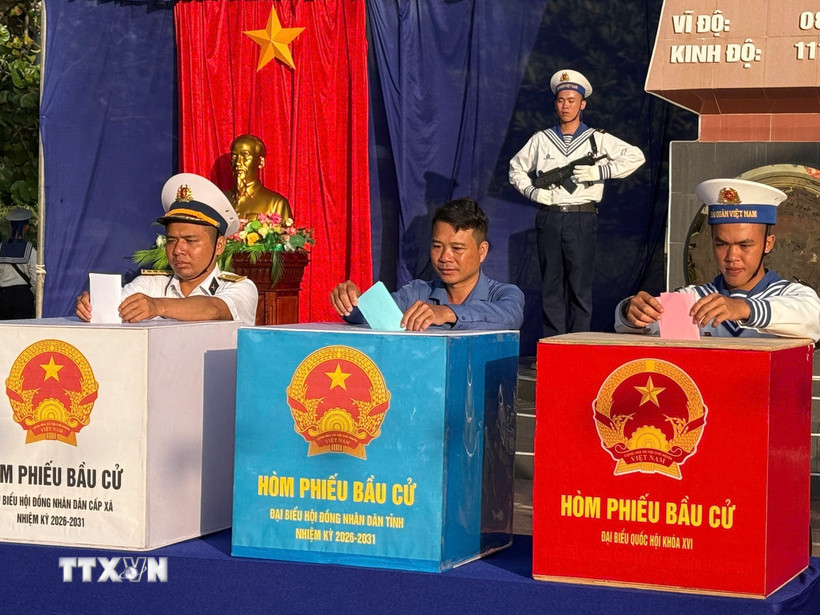 Các ngư dân cùng cán bộ, chiến sĩ bầu cử tại điểm bỏ phiếu số 14, đặc khu Trường Sa. (Ảnh: TTXN phát)