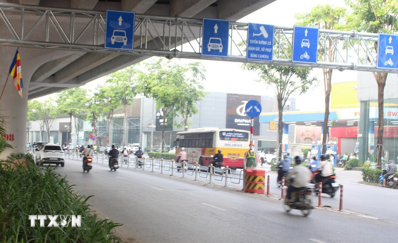 Nhiều xe máy đi vào làn đường dành cho xe ôtô sáng 7/7/2025. (Ảnh: Nguyễn Thắng/TTXVN)