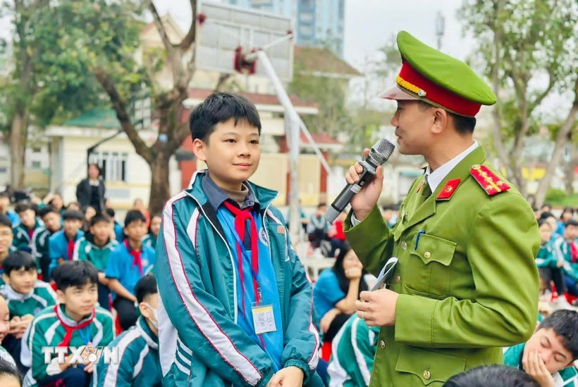 Sau các buổi tuyên truyền, học sinh không chỉ cam kết không vi phạm mà còn trở thành những "tuyên truyền viên nhỏ tuổi" lan tỏa thông điệp đến gia đình và cộng đồng. (Ảnh: TTXVN phát)