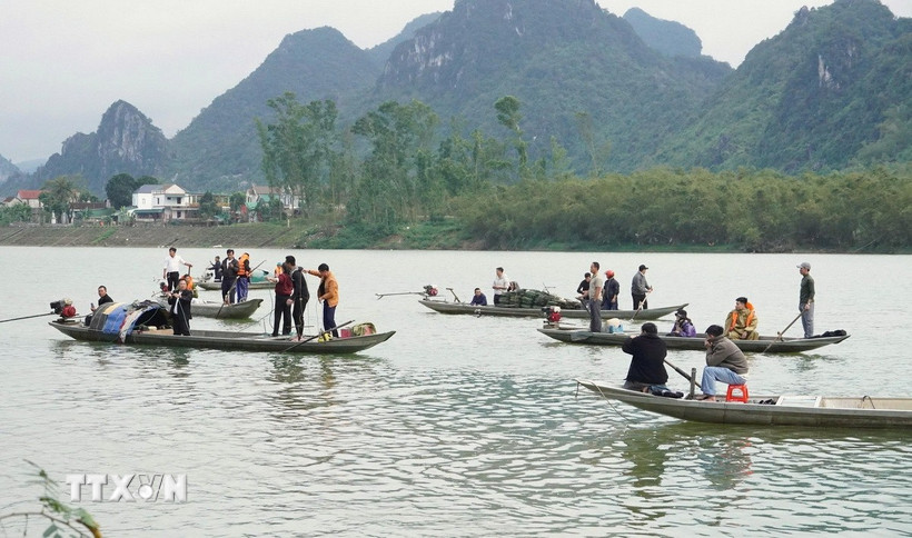 Lực lượng chức năng và người dân địa phương tích cực tìm kiếm nạn nhân mất tích. (Ảnh: TTXVN phát)