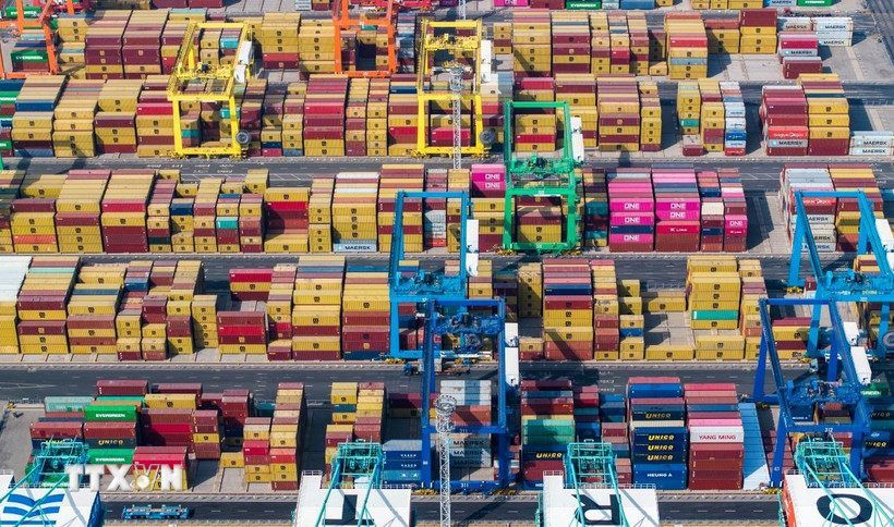 Container hàng hóa tại cảng Thiên Tân, Trung Quốc. (Ảnh: THX/TTXVN)