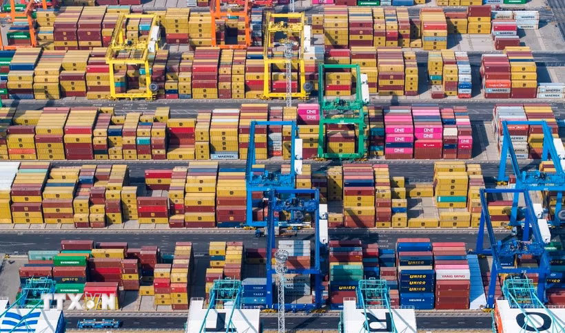 Container hàng hóa tại cảng Thiên Tân, Trung Quốc. (Ảnh: THX/TTXVN)