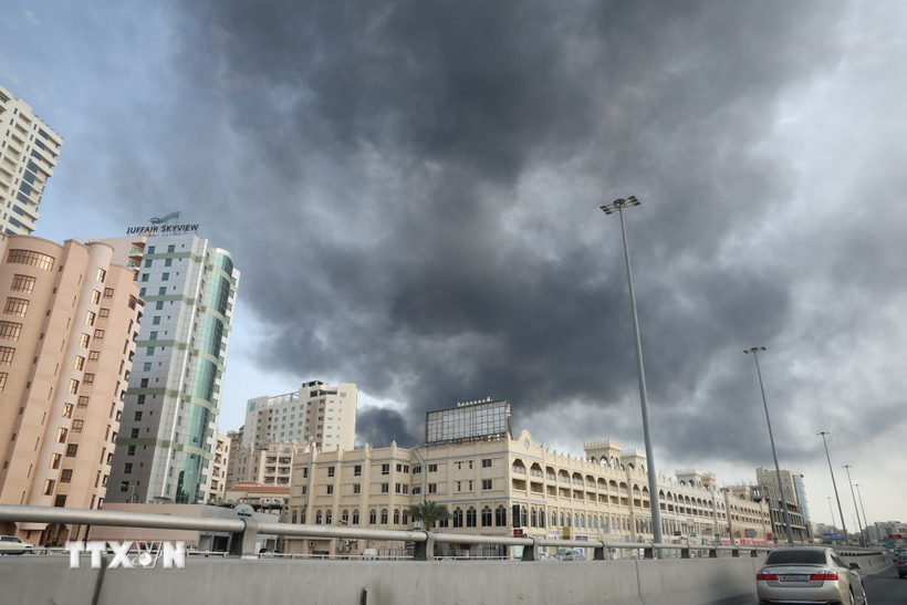 Khói bốc lên sau cuộc tấn công của Iran nhằm vào trụ sở Hạm đội thứ 5 của Mỹ ở Manama, Bahrain ngày 28/2/2026. (Ảnh: AA/TTXVN)