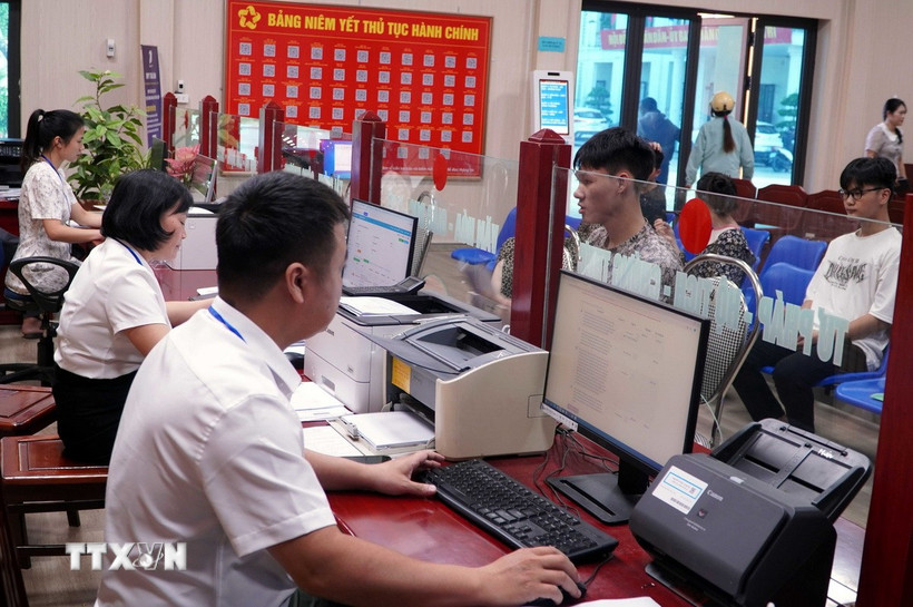 Cán bộ làm việc tại Trung tâm Phục vụ hành chính công xã Thư Trì (Hưng Yên). (Ảnh: Nguyễn Công Hải/TTXVN)
