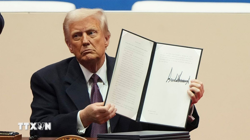 Tổng thống Mỹ Donald Trump ký sắc lệnh sau lễ nhậm chức tại Washington, DC, ngày 20/1/2025. (Ảnh: AP/TTXVN)