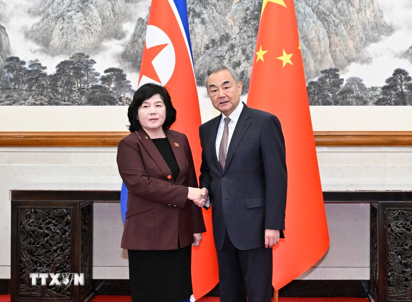 Bộ trưởng Ngoại giao Trung Quốc Vương Nghị (phải) và người đồng cấp Triều Tiên Choe Son Hui tại cuộc hội đàm ở Bắc Kinh ngày 28/9/2025. (Ảnh: THX/TTXVN)