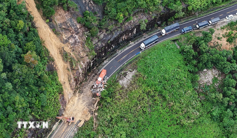 Vị trí xảy ra sạt lở khiến chiếc xe khách gặp nạn trên đèo Khánh Lê (trong đó có 6 người tử vong và 19 người bị thương). (Ảnh: Đặng Tuấn/TTXVN)