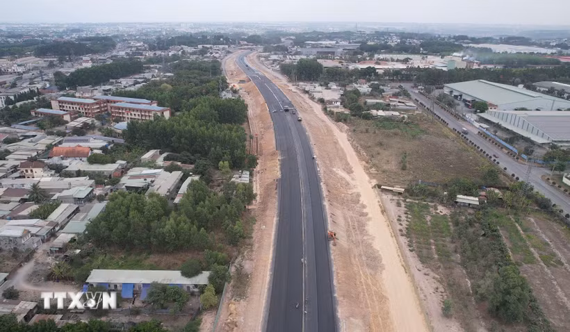 Máy móc, nhân lực thi công cao tốc Biên Hòa-Vũng Tàu. (Ảnh: Công Phong/TTXVN)