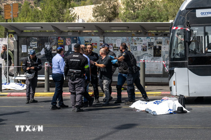 Lực lượng chức năng phong tỏa hiện trường vụ xả súng ở ngã tư Ramot trên đường Yigal Yadin, phía Đông thành phố Jerusalem, ngày 8/9/2025. (Ảnh: Anadolu Agency/TTXVN)