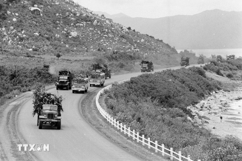 Bộ đội Trường Sơn vận chuyển bộ đội, vũ khí, lương thực thực phẩm từ miền Bắc chi viện giải phóng miền Nam. (Ảnh: Tư liệu TTXVN)