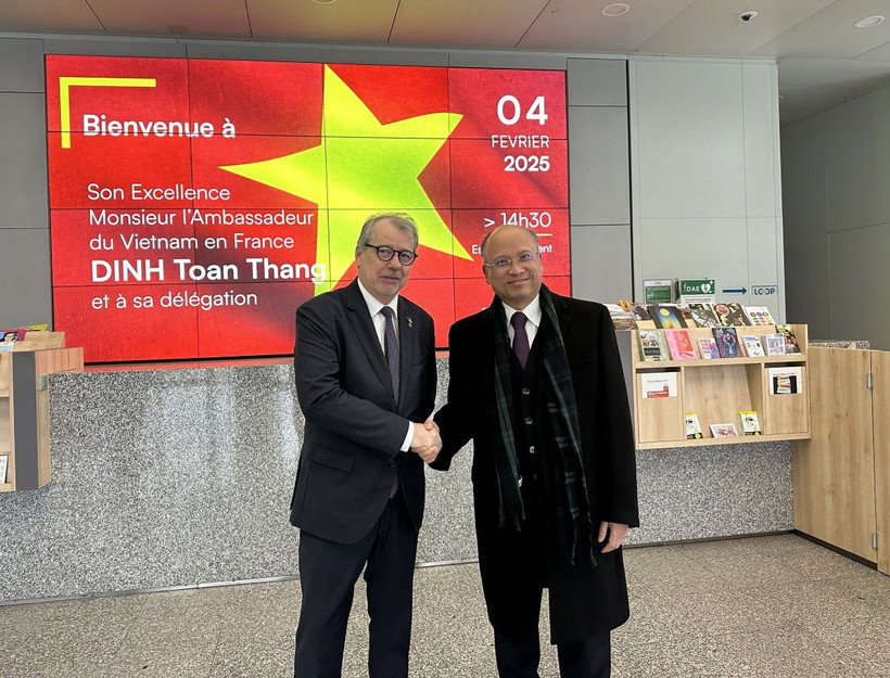 Ông Christian Debève, Ủy viên Hội đồng vùng Grand Est tiếp đón Đại sứ Việt Nam tại Pháp Đinh Toàn Thắng. (Ảnh: Thu Hà/TTXVN)