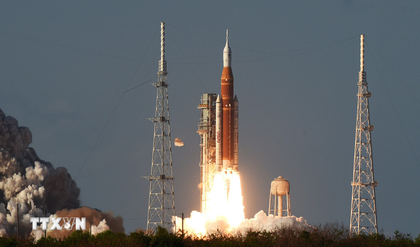 Tên lửa của NASA rời bệ phóng tại Trung tâm Vũ trụ Kennedy ở Cape Canaveral, Florida, Mỹ. (Ảnh: AA/TTXVN)