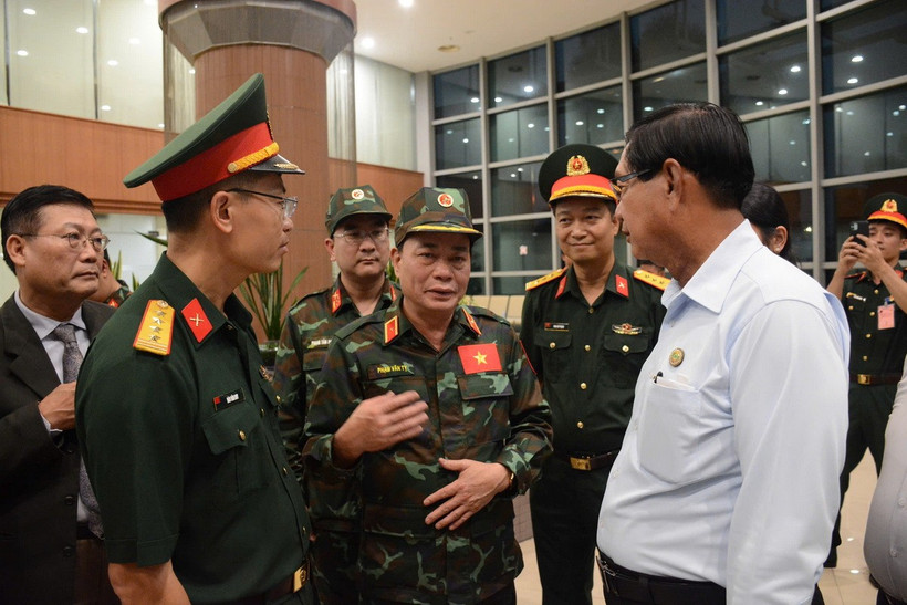 Trao đổi với Thủ hiến Yangon, ông U Soe Thein tại sân bay Yagon, Trưởng đoàn-Thiếu tướng Phạm Văn Tỵ, Phó Cục trưởng Cục cứu hộ, cứu nạn Bộ Quốc phòng, chia buồn sâu sắc với Myanmar trước những thiệt hại nặng nề do trận động đất ngày 28/3 gây ra, đồng thời hy vọng Myanmar sẽ sớm phục hồi sau thảm hoạ. (Ảnh: Vũ Hùng/Vietnam+)
