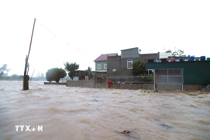 Khu vực dân cư giáp ngã ba hợp lưu của sông Lạch Vạn và sông Đập Tràn (xã Diễn Châu, tỉnh Nghệ An) bị bao quanh bởi mênh mông nước biển dâng. (Ảnh: Xuân Tiến/TTXVN)
