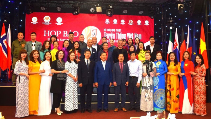 Ông Nguyễn Quốc Thành - Thường trực Ban Công tác Cộng đồng, Đại sứ quán Việt Nam tại Cộng hòa Séc (thứ 6 từ trái sang) và các đại biểu chụp ảnh kỷ niệm tại buổi họp báo. (Ảnh: Việt Thắng/Vietnam+)