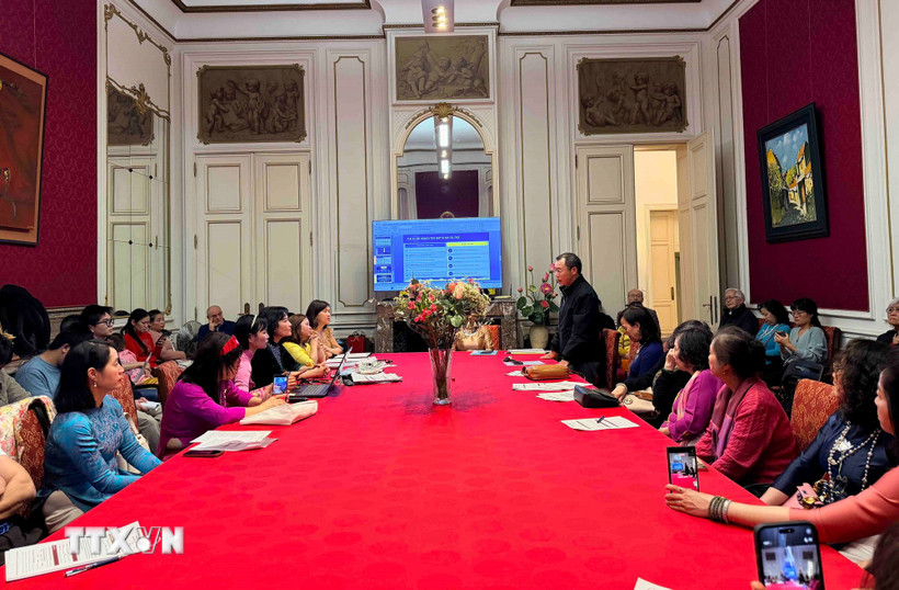 Ông Nguyễn Bá Sang, Tham tán phụ trách cộng đồng tại Đại sứ quán Việt Nam tại Vương quốc Bỉ, phát biểu tại buổi gặp mặt. (Ảnh: Hương Giang/TTXVN)