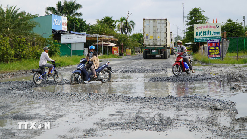 Người dân gian nan khi lưu thông qua đường ĐT.852B đoạn từ nút giao với Quốc lộ 80 đến cầu Sa Đéc 2. (Ảnh: Nhựt An/TTXVN)