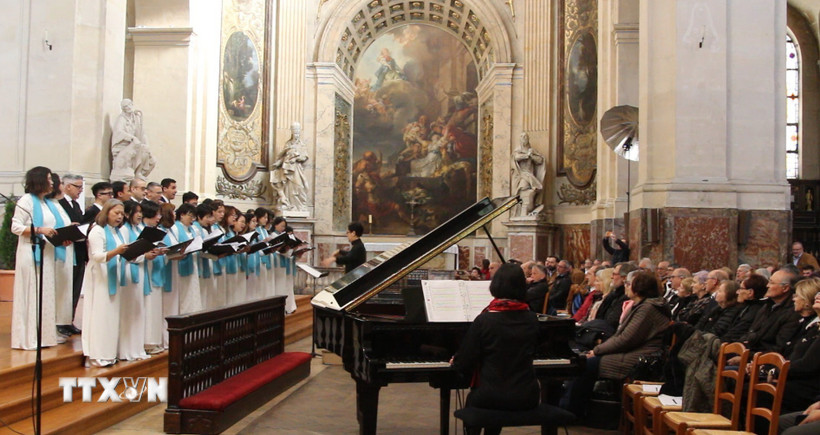 Hợp ca Quê hương biểu diễn tại Festival Hợp ca Quốc tế Paris lần thứ 28 tại nhà thờ Saint Roch. (Ảnh: Đào Dũng/TTXVN)