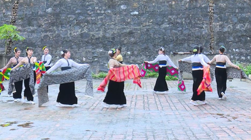 Tái hiện điệu múa truyền thống của dân tộc Mường tại Lễ hội Mợi, xã Mường Thải (Phù Yên). (Ảnh: Báo Sơn La)