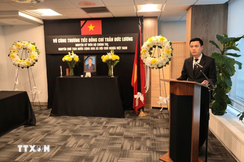 Đại sứ Đặng Hoàng Giang chủ trì lễ viếng. (Ảnh: Lê Hoàng/TTXVN)