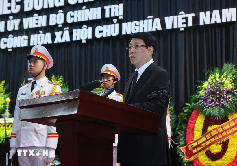 Ủy viên Bộ Chính trị, Chủ tịch nước Lương Cường, Trưởng Ban Lễ tang đọc Lời điếu. (Ảnh: TTXVN)