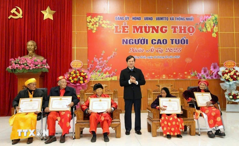 Bí thư Thành ủy Hạ Long Vũ Quyết Tiến mừng thọ người cao tuổi ở xã Thống Nhất. (Ảnh: TTXVN phát)