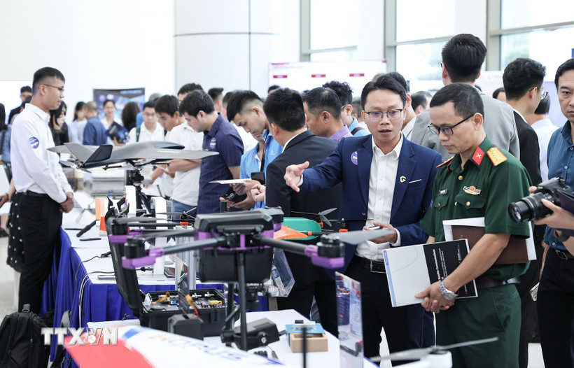 Các đại biểu tham quan gian hàng trưng bày Lễ công bố 3 Mạng lưới đổi mới sáng tạo ngành công nghệ chiến lược. (Ảnh: Lê Đông/TTXVN)