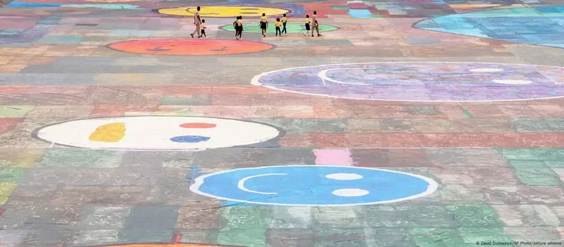 Tác phẩm nghệ thuật từ một dải ruy băng nhiều màu - biểu tượng của chứng tự kỷ, và được bao quanh bởi các "biểu tượng cảm xúc". (Ảnh: AP)