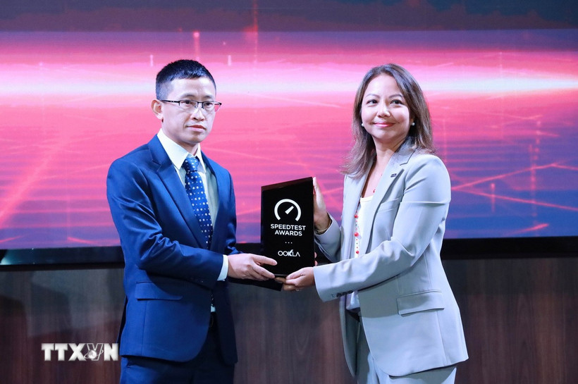 Bà Susila Johnston, đại diện Tổ chức Ookla, trao giải thưởng cho Công ty Star Telecom (Unitel). (Ảnh: Xuân Tú/TTXVN)