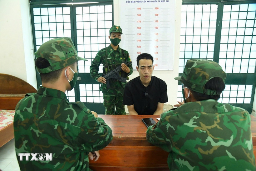 Lực lượng biên phòng Việt Nam triệt phá thành công đường dây mua bán người xuyên biên giới. (Ảnh: TTXVN phát)