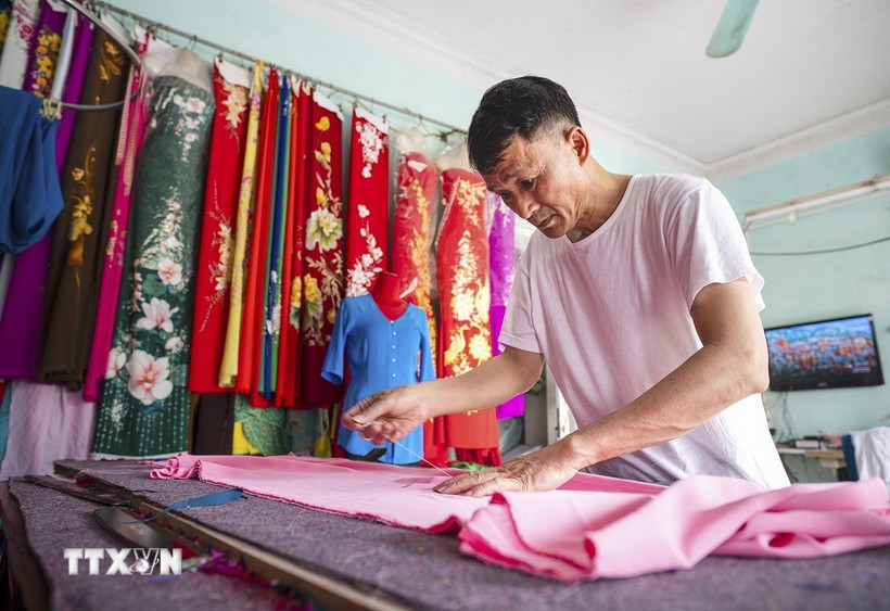 Các nghệ nhân nơi đây vẫn giữ được những kỹ thuật truyền thống cùng với sự khéo léo và kỹ thuật trong từng đường kim, mũi chỉ tạo nên sự khác biệt cho Nghề may Trạch Xá. (Ảnh: Khánh Hòa/TTXVN)