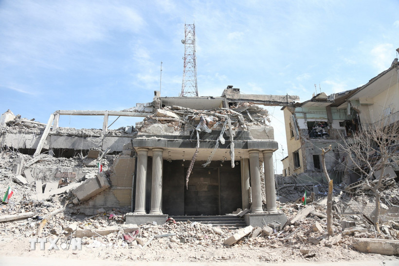 Những tòa nhà bị phá hủy sau các cuộc tập kích tại Tehran, Iran ngày 4/3/2026. (Ảnh: THX/TTXVN)