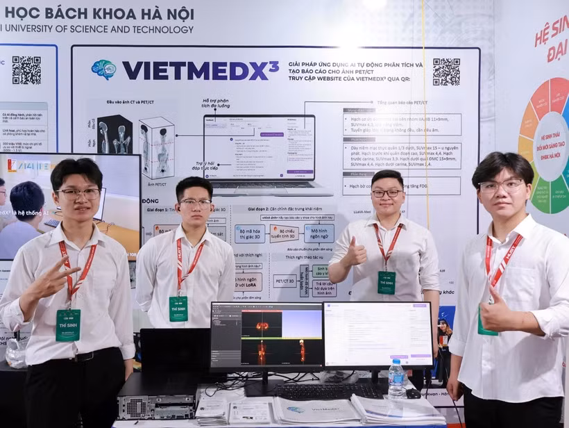 Hải Đăng (thứ 2 từ phải sang) và nhóm bạn giới thiệu dự án VietMedX³ tại Ngày hội Khởi nghiệp quốc gia của học sinh, sinh viên lần thứ VIII năm 2026. (Ảnh: Nhân vật cung cấp)