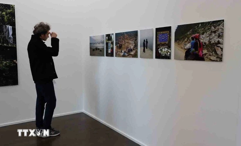 Besucher besichtigen die Ausstellung „Ungerade Zahlen“. (Foto: Huong Giang/VNA)