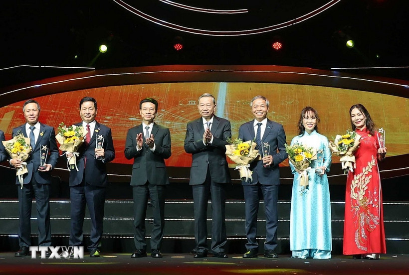 Tổng Bí thư Tô Lâm và các doanh nghiệp đoạt Giải sản phẩm công nghệ số "Make in Viet Nam 2024". (Ảnh: Thống Nhất/TTXVN)