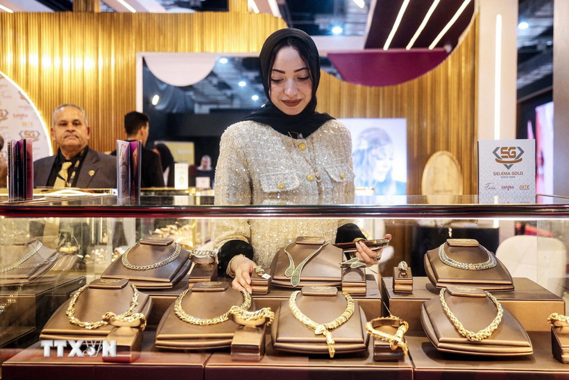 Trang sức vàng được trưng bày tại triển lãm ở Cairo, Ai Cập. (Ảnh: THX/TTXVN)