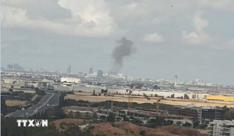 Khói bốc lên sau một vụ tấn công bằng tên lửa của Houthi vào Israel. (Ảnh: IRNA/TTXVN)