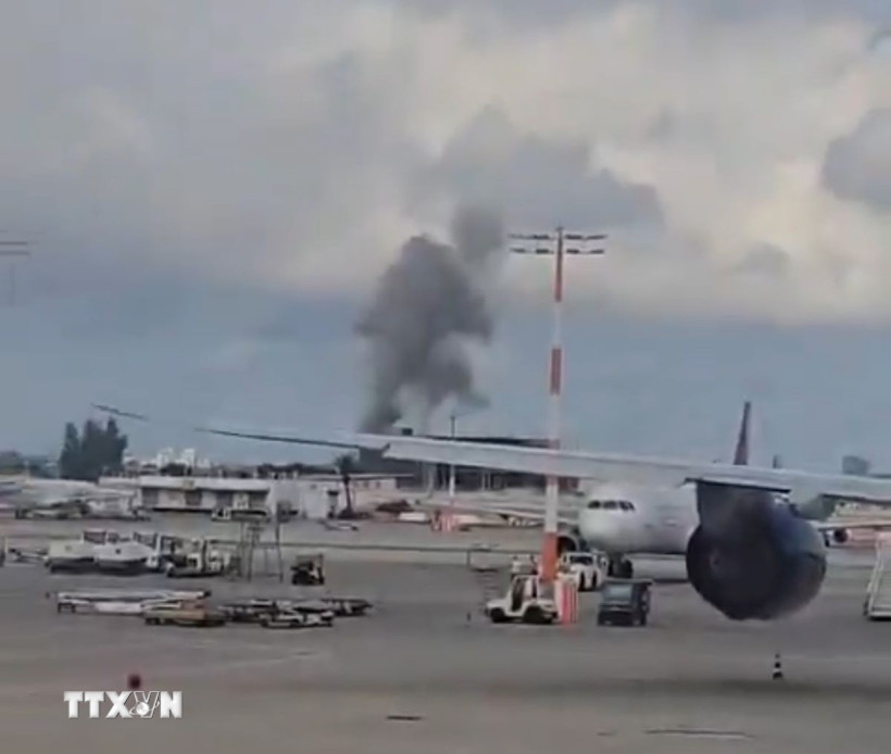 Khói bốc lên từ sân bay quốc tế Ben Gurion ở Tel Aviv, Israel sau vụ tấn công bằng tên lửa của Houthi ngày 4/5/2025. (Ảnh: THX/TTXVN)