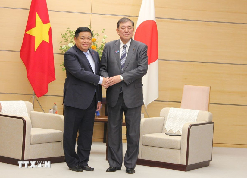 Phó Thủ tướng Nguyễn Chí Dũng gặp Thủ tướng Nhật Bản Ishiba Shigeru. (Ảnh: Phạm Tuân/TTXVN)