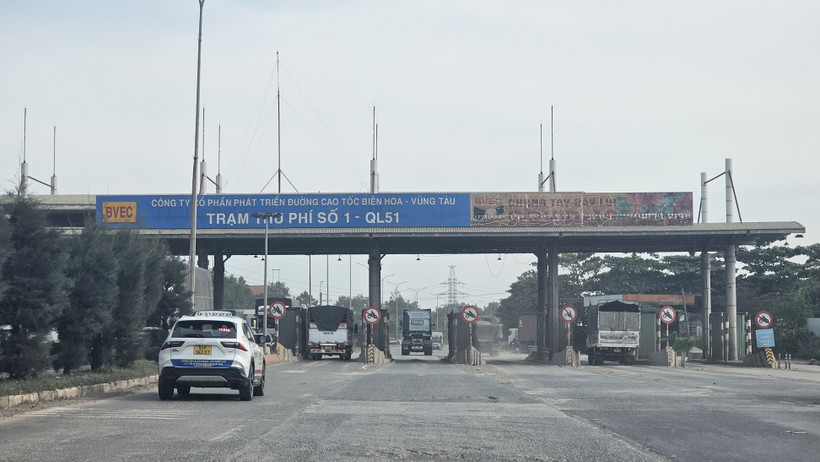 Trạm thu phí trên Quốc lộ 51, đoạn qua Đồng Nai, đã ngừng thu phí gần 3 năm qua nhưng đến nay vẫn chưa tháo dỡ. (Ảnh: Công Phong/TTXVN)