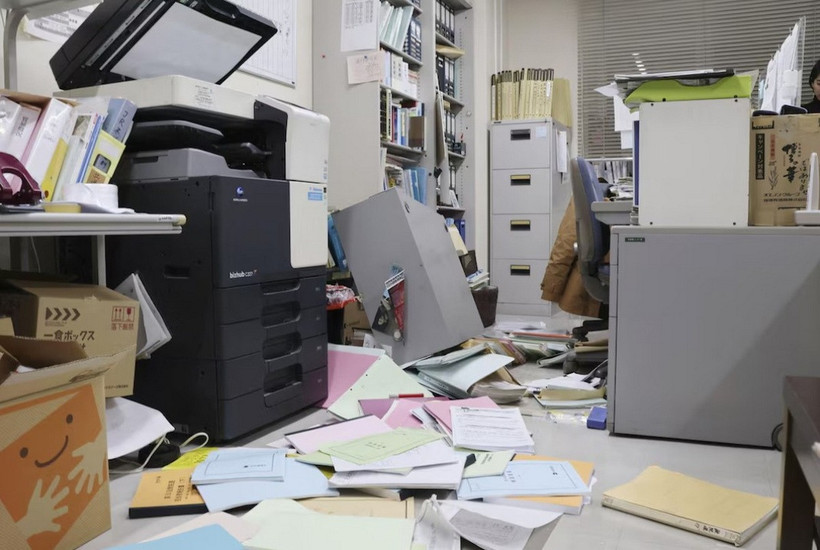 Đồ đạc bị hư hỏng sau trận động đất. (Ảnh: Reuters)