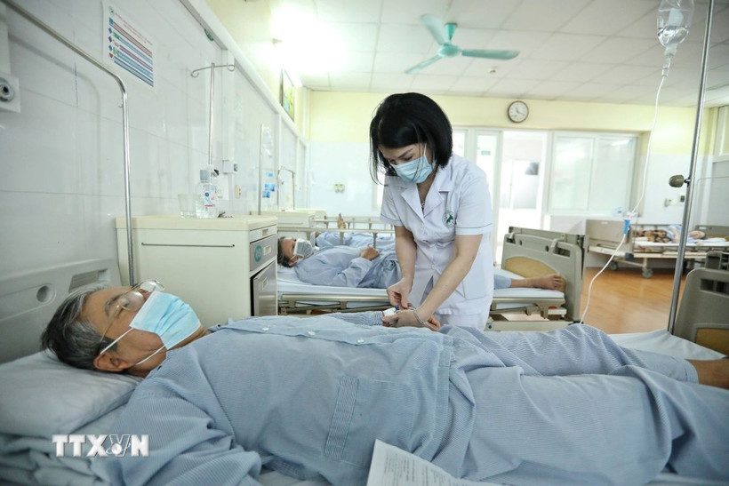 Bệnh nhân sốt xuất huyết điều trị tại Bệnh viện đa khoa Đức Giang. (Ảnh: Minh Quyết/TTXVN)